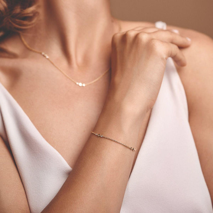 Nuran Champagne-armband met diamanten gedragen om de pols in roze top, model b3090ch-021rg