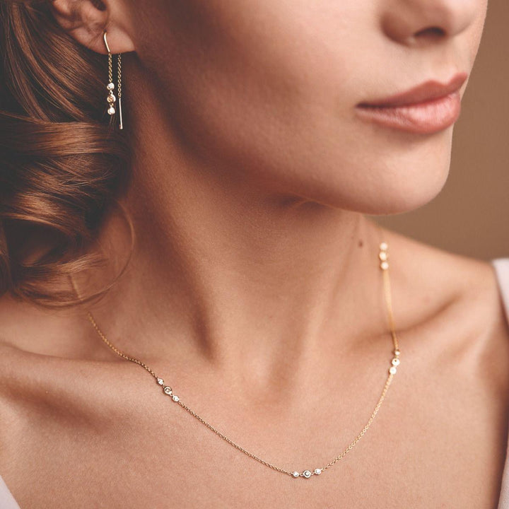 Nuran Champagne ketting met diamanten, elegante gouden ketting gedragen door vrouw, Model V3090CH-035RG
