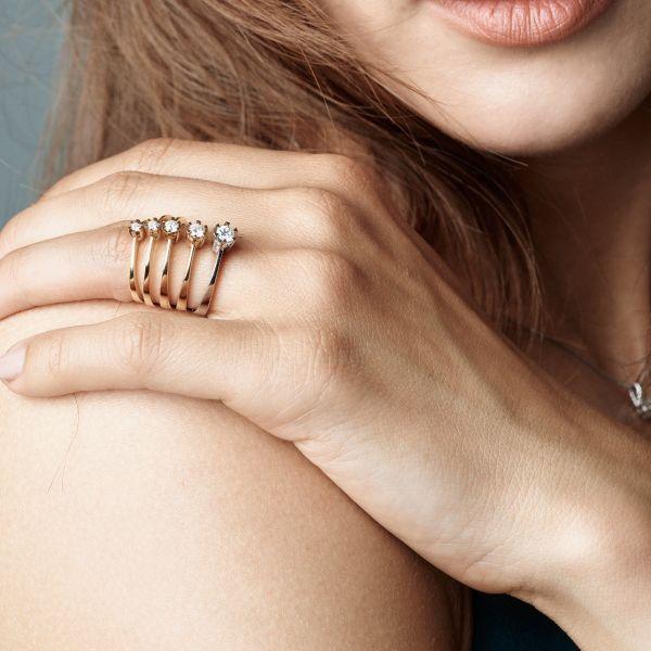 Nuran Star Ring 14kt witgoud 0,03ct W/SI weergegeven op de hand van de vrouw, elegante diamantlook. Model l1964-003hg-001.