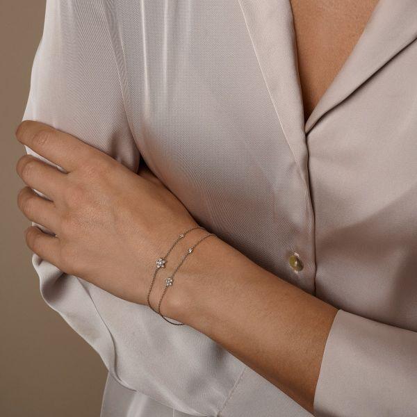 Nuran Stella 14kt gouden armband met grote diamanten ster zichtbaar om de pols, elegant en discreet, Model b2441-023rg