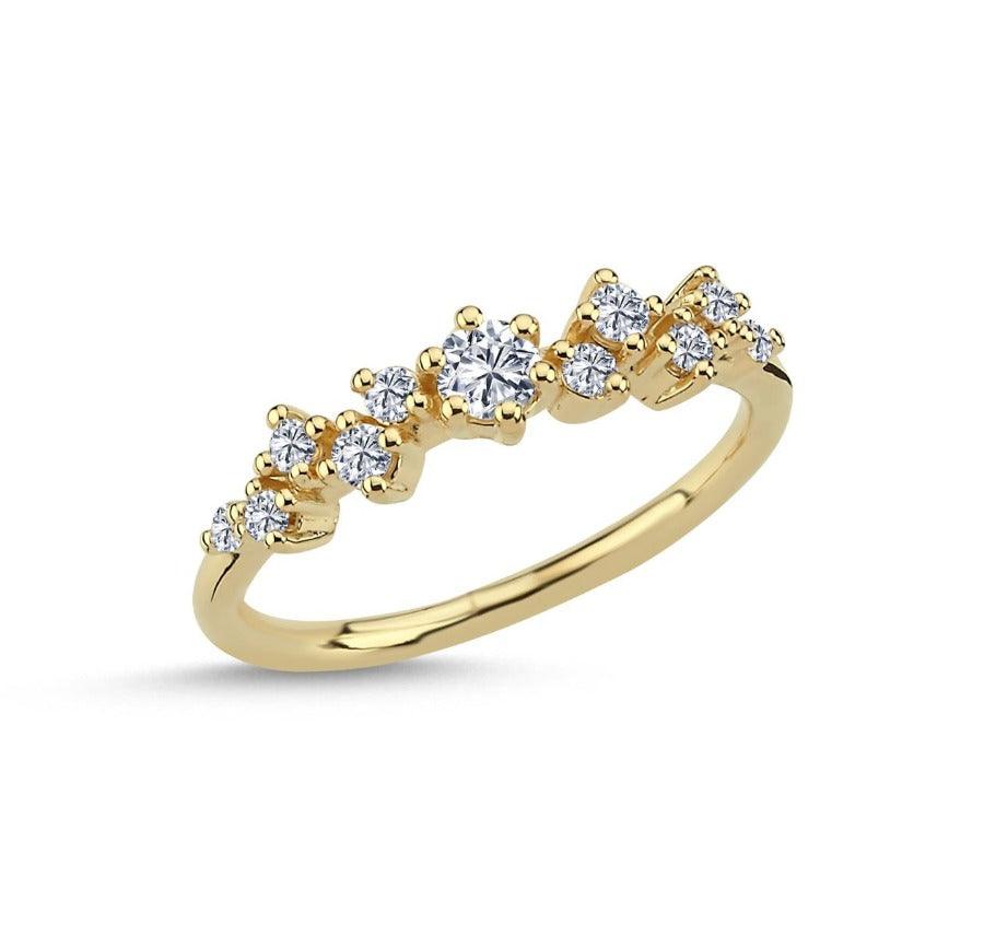 Nuran Twinkle Ring met diamanten, elegante gouden ring met facetgeslepen diamanten op witte achtergrond. Modela2121-026-001