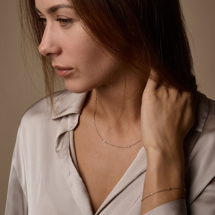 Nuran Zoe 14kt halsketting met diamanten afgebeeld op de vrouw, elegant en discreet roségoud. Model V1002-0175-RG