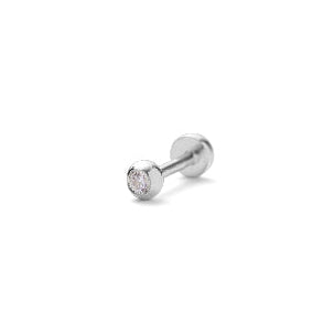 Pernille Corydon Astra Helix piercing in zilver met ronde, heldere steen van dichtbij gezien. Model E-832-S-1