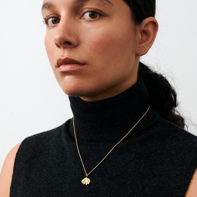 Pernille Corydon Autumn Leaf-ketting in verguld zilver, afgebeeld gedragen door model, model N-497-GP-1