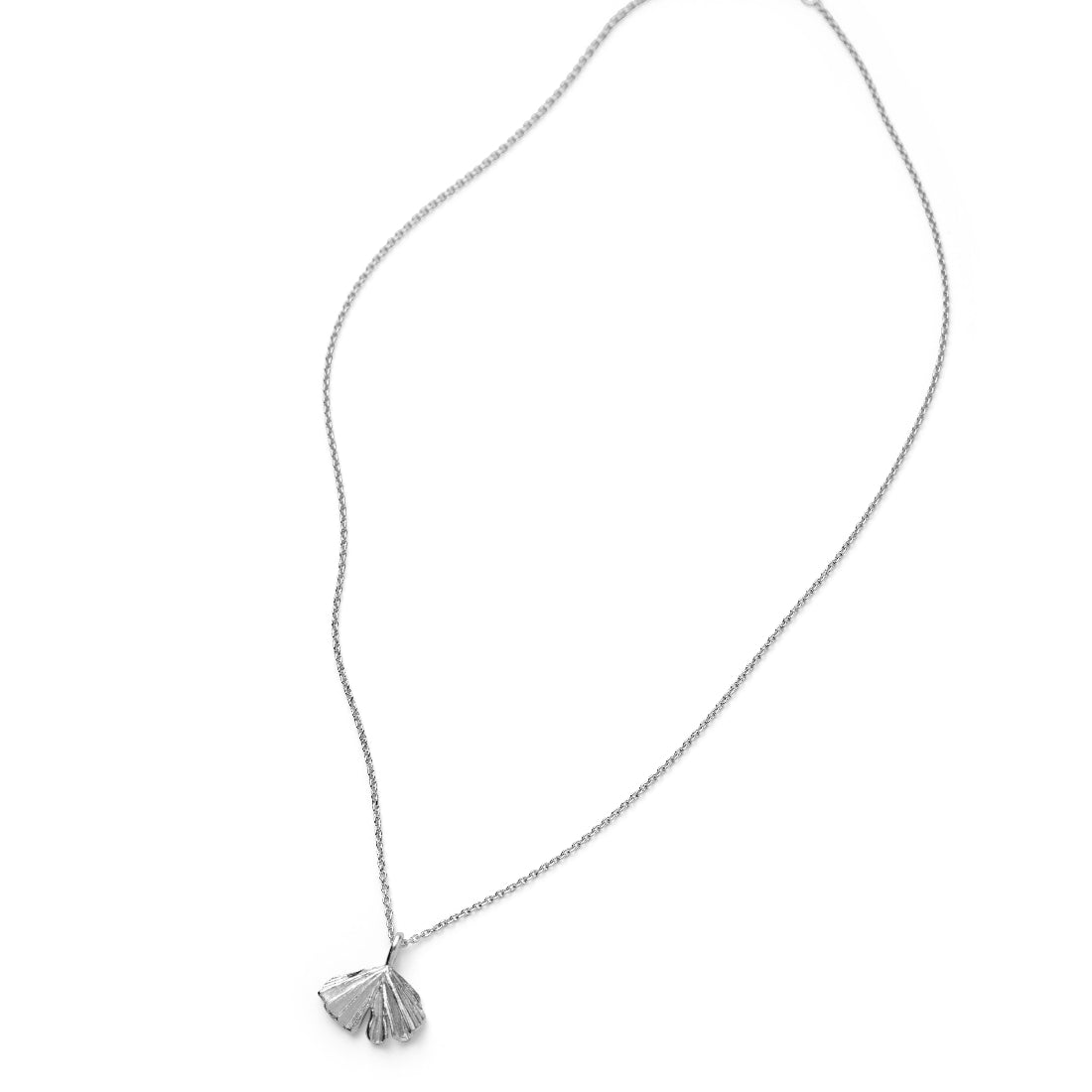 Pernille Corydon herfstbladketting in zilver met bladhanger aan eenvoudige ketting. Model N-497-S-1