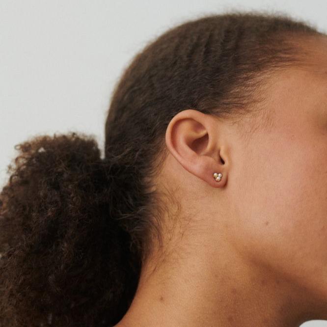 Pernille Corydon Bay zilveren oorknopjes met zoetwaterparels, afgebeeld op het oor, model E-446-S