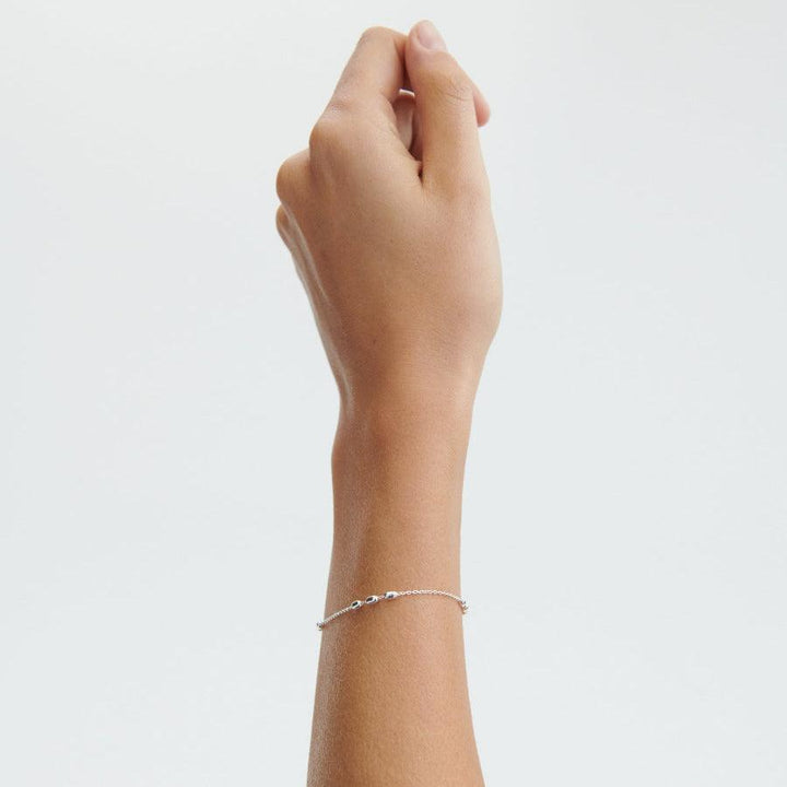 Pernille Corydon Caia armband in zilver weergegeven op modelhand, eenvoudige en vrouwelijke stijl. Model B-730-S