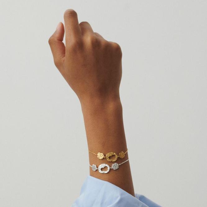 Pernille Corydon Cloud zilveren armband verschijnt om de pols, elegant ontwerp in zilver. Model B-566-S.