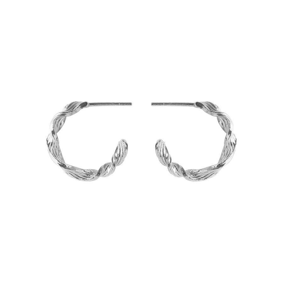 Pernille Corydon Dancing Wave Hoops in zilver verschijnen als elegante gedraaide oorbellen. Model E-489-S