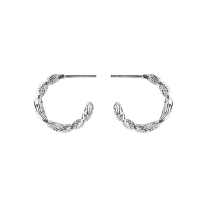 Pernille Corydon Dancing Wave Hoops in zilver verschijnen als elegante gedraaide oorbellen. Model E-489-S