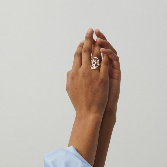 Pernille Corydon Daylight Signature Ring in zilver weergegeven bij de hand, elegant en gedetailleerd, Model r-572-s-001