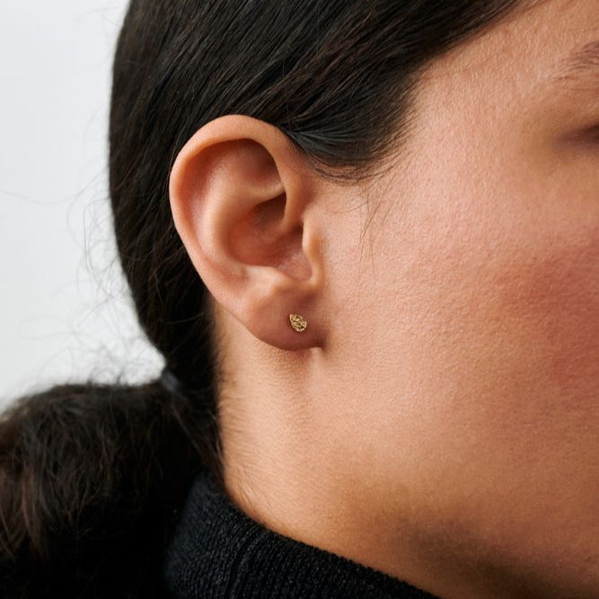 Pernille Corydon Drop Nature oorstekers in vergulde vorm verschijnen op het oor, eenvoudige en elegante stijl. Model E-393-GP-1