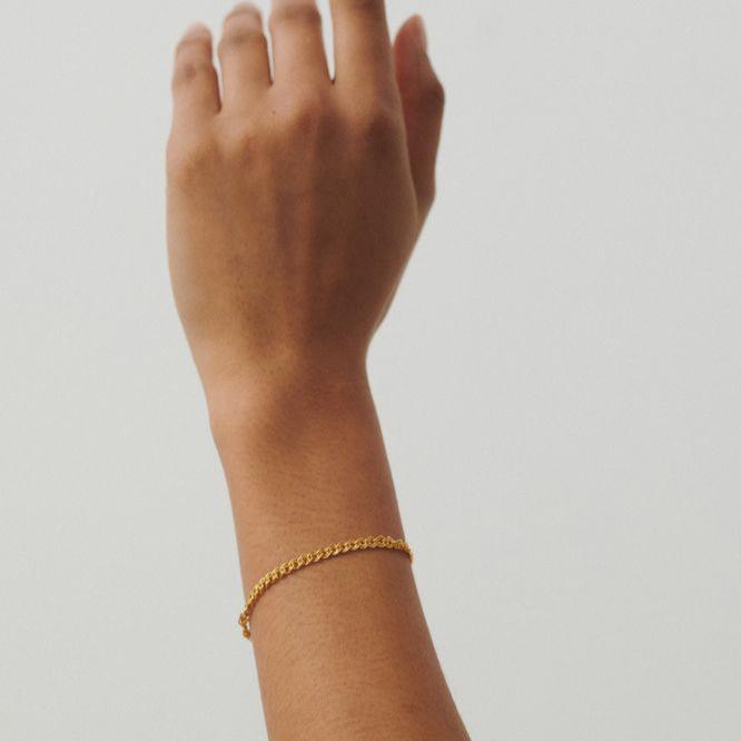 Pernille Corydon Ellie vergulde armband afgebeeld bij de hand, elegante ketting in gouden look. Model B-726-GP