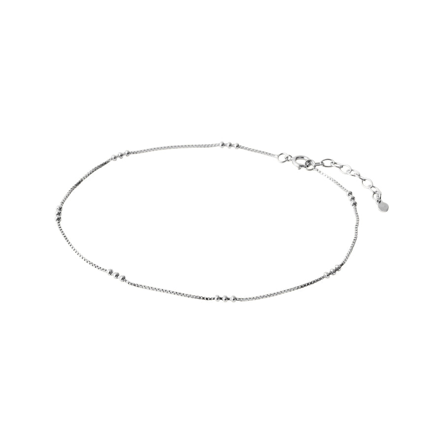 Pernille Corydon Eva Anklet Silver toont een eenvoudig, slank enkelbandje in zilver met kleine baldetails. ModelA-721-S-1