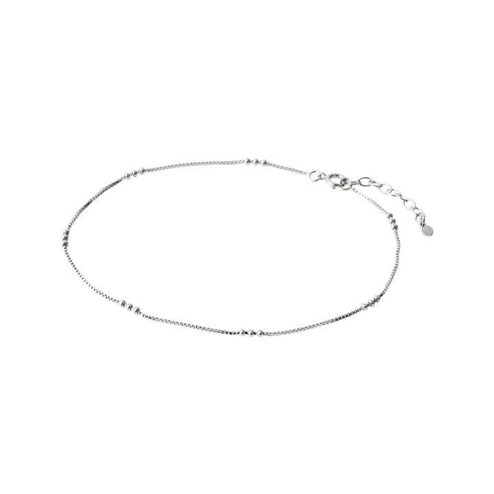 Pernille Corydon Eva Anklet Silver toont een eenvoudig, slank enkelbandje in zilver met kleine baldetails. ModelA-721-S-1