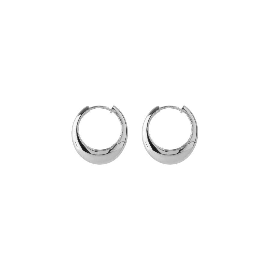 Pernille Corydon Globe Huggies in zilver, stijlvolle en glanzende creolen op een witte achtergrond. Model E-401-S.