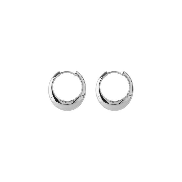 Pernille Corydon Globe Huggies in zilver, stijlvolle en glanzende creolen op een witte achtergrond. Model E-401-S.