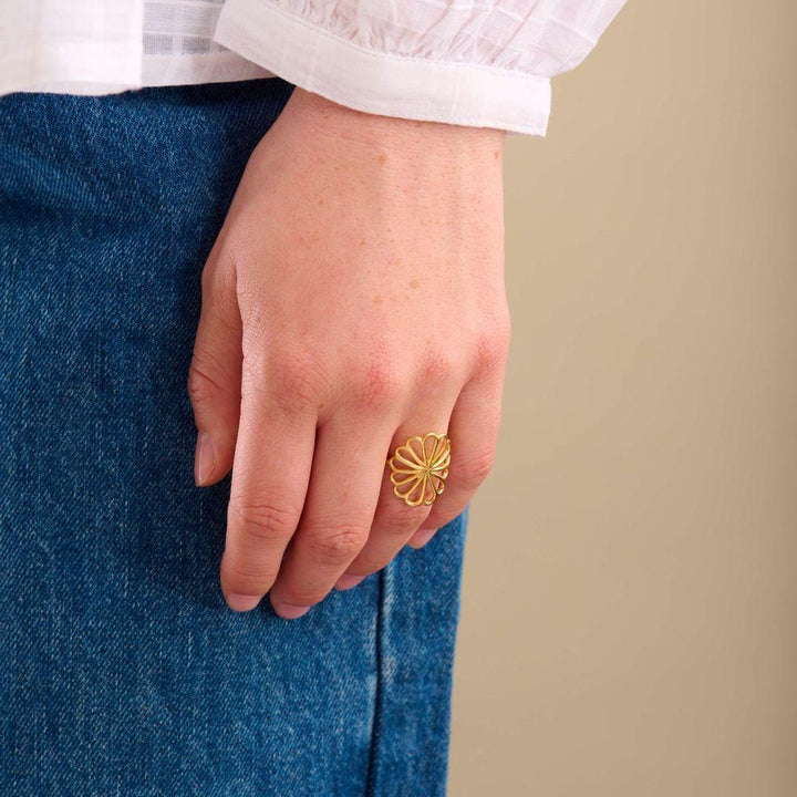 Pernille Corydon grote Bellis vergulde ring gedragen aan één hand, bloemmotief in goud, model R-328-GP-002-2