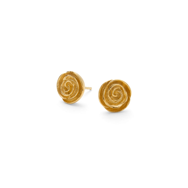 Pernille Corydon Medium Rose Gold Plated Stud Earrings verschijnen als kleine, ronde ontwerpen in goud met een rozetpatroon. Model E-536-GP