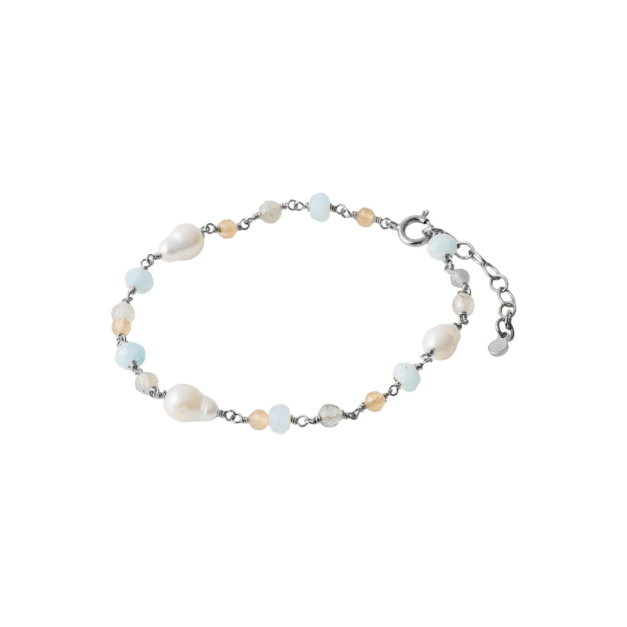 Pernille Corydon Mellow Blue Armband met blauwe, witte en beige parels in zilver. Model B-375-S.