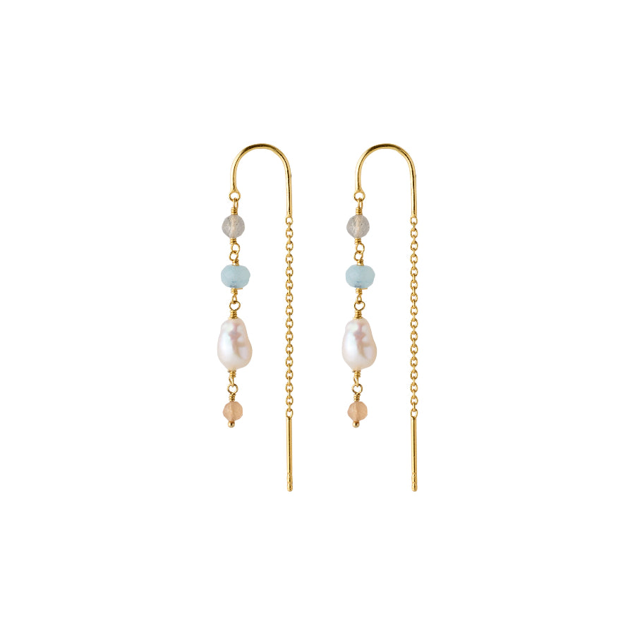 Pernille Corydon Mellow Blue Earrings verguld toont een paar kettingoorbellen met blauwe stenen en parels, model e-375-gp-1.