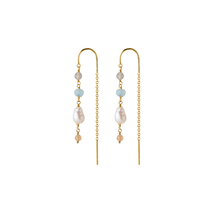 Pernille Corydon Mellow Blue Earrings verguld toont een paar kettingoorbellen met blauwe stenen en parels, model e-375-gp-1.