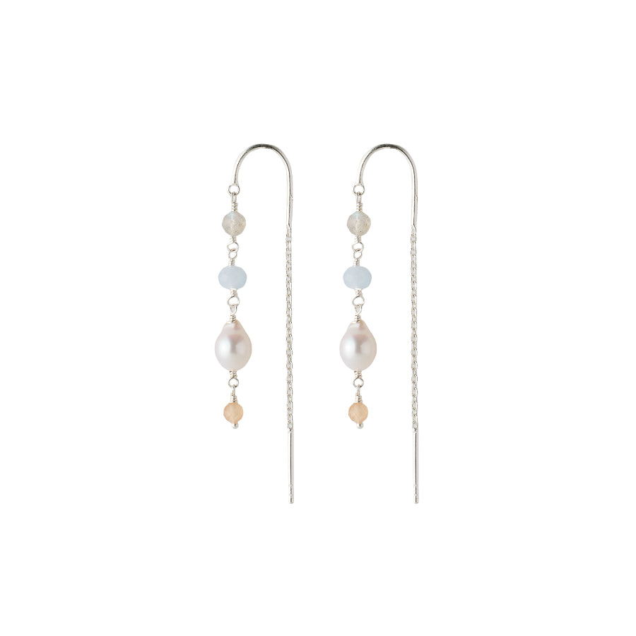 Pernille Corydon Mellow Blue Earrings Silver toont druppelvormige zilveren oorbellen met blauwe en pareldetails. Model E-375-S.