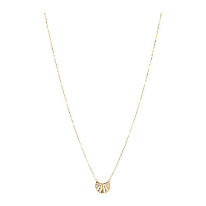 Pernille Corydon Misty Light Gold Plated ketting met eenvoudige, gouden hanger op witte achtergrond. Model N-614-GP.