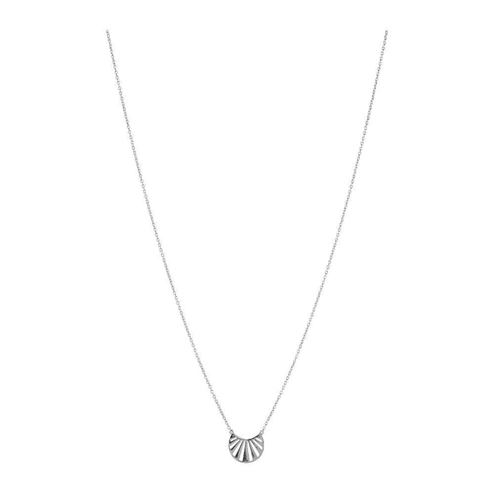 Pernille Corydon Misty Lichtzilveren ketting met fijne, gebogen hanger aan een eenvoudige ketting. Model N-614-S-1.