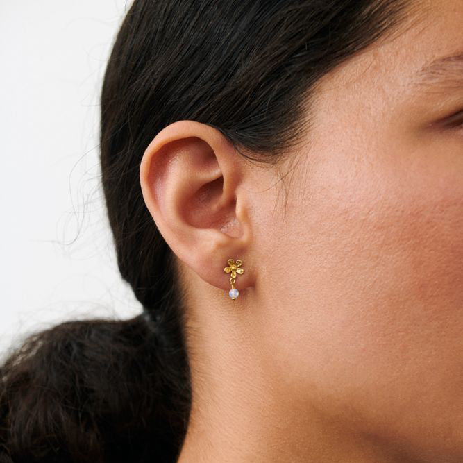 Pernille Corydon Moonstone Poppy oorbellen in verguld zilver met bloemdetail en witte steen, Model E-370-GP