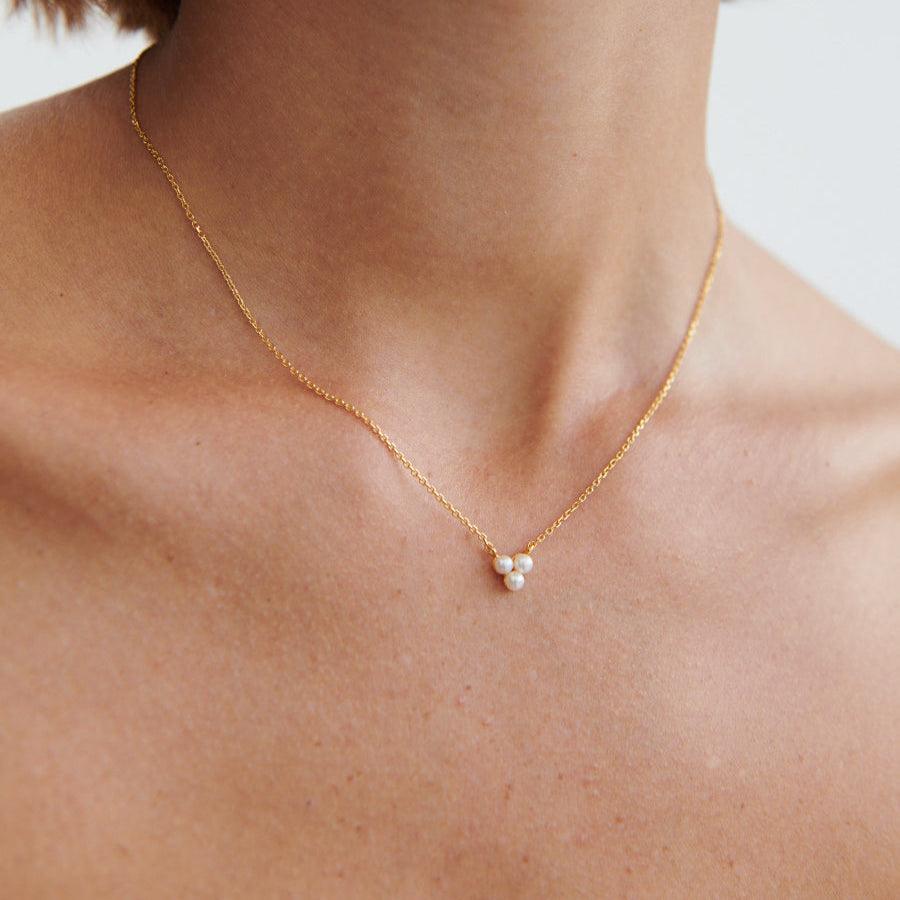 Pernille Corydon Ocean Bay verguld parelcollier met kleine witte parels op model. Model N-442-GP-1