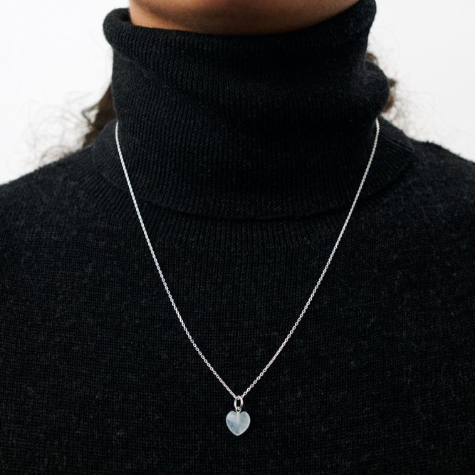 Pernille Corydon Ocean Love hanger in zilver afgebeeld op model met zwarte col. Model967S2