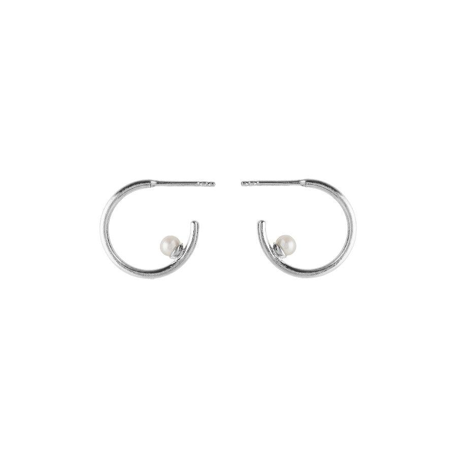 Pernille Corydon Pearl Globe Hoops in zilver met een klein pareldetail, eenvoudige en elegante stijl. Model 404-S-1