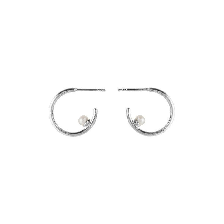Pernille Corydon Pearl Globe Hoops in zilver met een klein pareldetail, eenvoudige en elegante stijl. Model 404-S-1