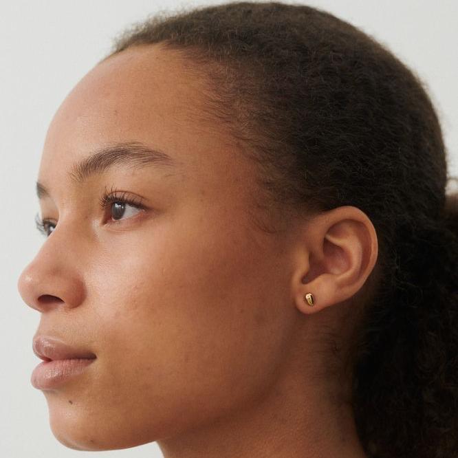 Pernille Corydon Rain vergulde oorknopjes afgebeeld op model, eenvoudig en elegant ontwerp. Model E-302-GP.