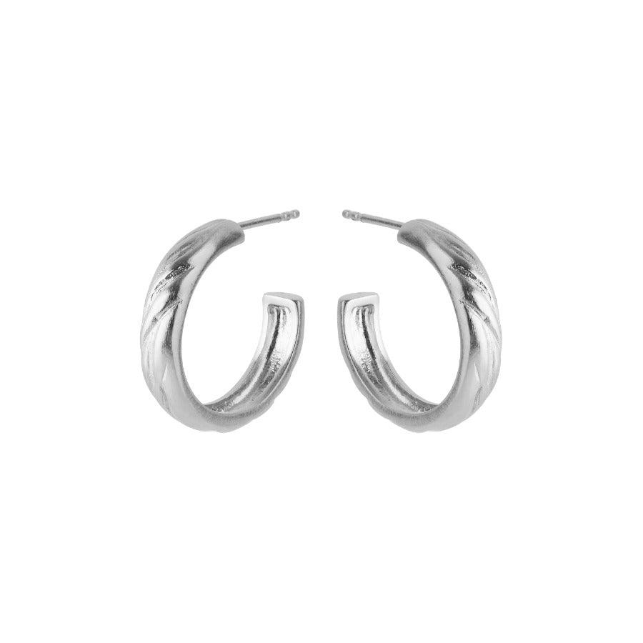 Pernille Corydon River Hoops in zilver, glanzend oppervlak en licht golvende structuur, model E-027-S-1