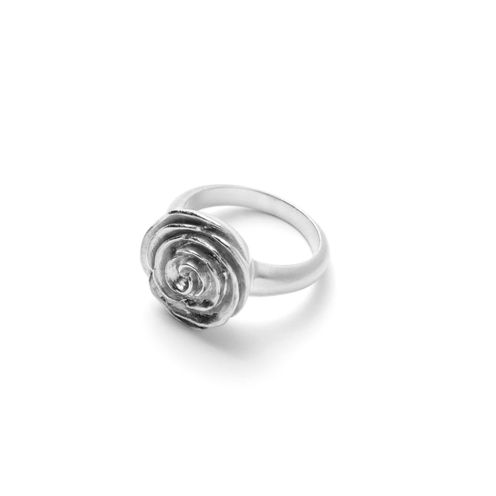Pernille Corydon Rose Ring in zilver met het detail van de roos vanaf de voorkant gezien op een witte achtergrond. Model R-537-S-001.