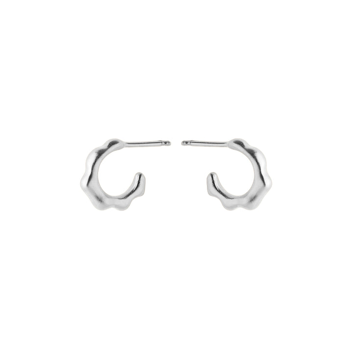 Pernille Corydon Small Aqua Hoops zilveren oorbellen met een golvend oppervlak in een minimalistisch design. Model E-148-S-1.