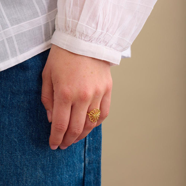 Pernille Corydon Small Bellis-ring in verguld zilver, gedragen aan de vinger, bloemmotief, model R-326-GP-002