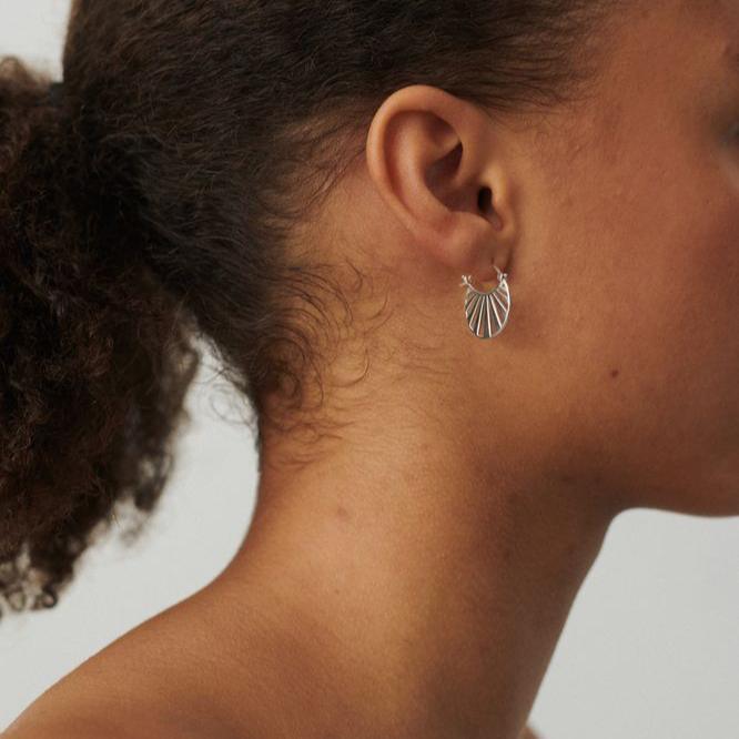 Pernille Corydon Small Misty Light zilveren creolen afgebeeld op oor in neutraal licht, model e-613-s-1