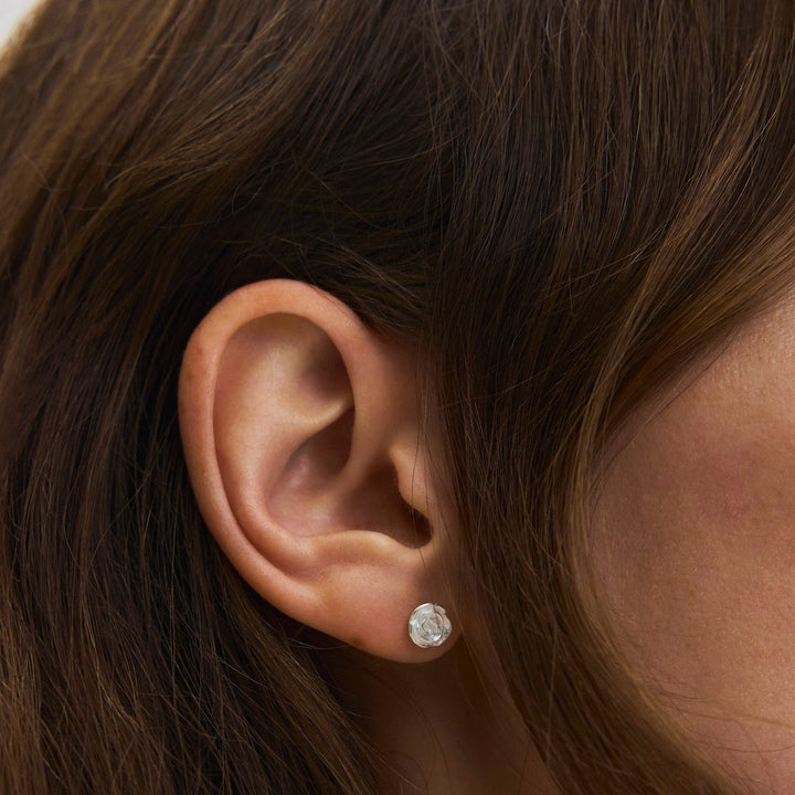 Pernille Corydon Small Rose oorknopjes in zilver, ronde glanzende oorbel op oor, Model E-535-s