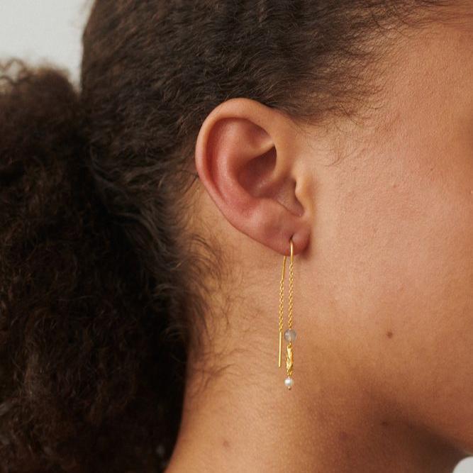 Pernille Corydon Soft Sky Chain oorbellen verguld, afgebeeld op het oor met details en parel. Model E-355-GP