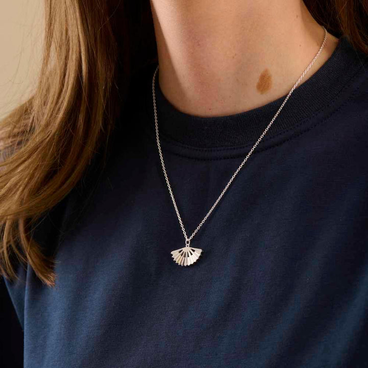Pernille Corydon Sphere ketting in zilver met unieke hanger, gedragen door een vrouw. Model N-495-S.