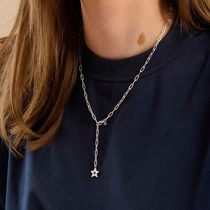 Pernille Corydon Twinkling Star ketting in zilver met sterhanger om de nek van de vrouw, Model N-382-S