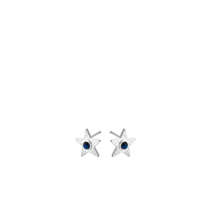 Pernille Corydon Twinkling Star oorbellen in zilver, stervormig design met blauwe steen detail. Model e-382-s