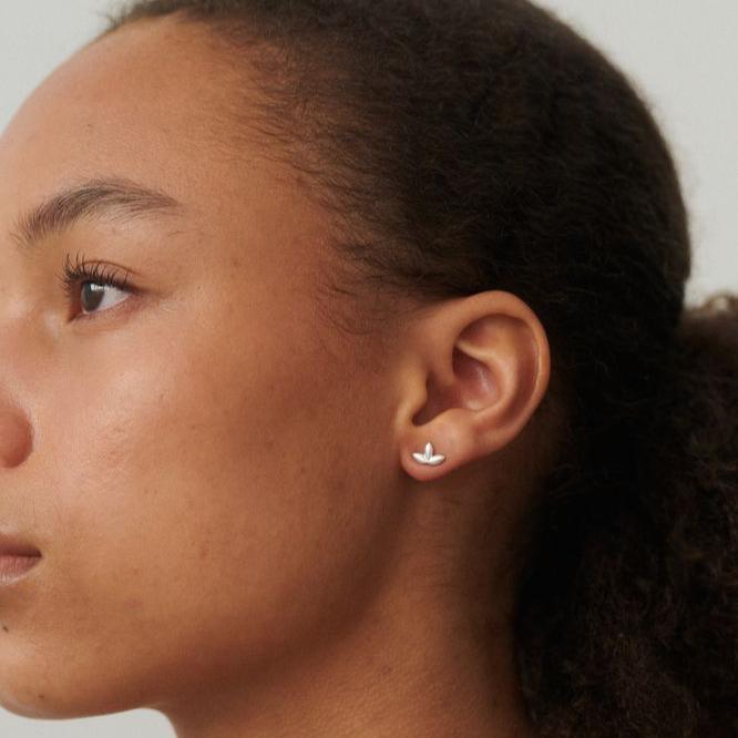 Pernille Corydon Whisper zilveren oorbellen lijken op het oor gedragen, minimalistisch en elegant. Model E-313-S-1