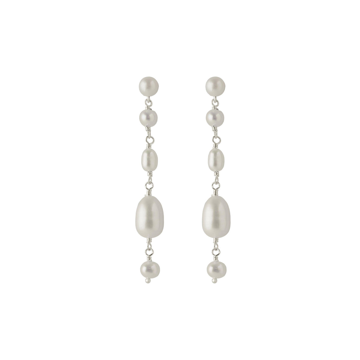 Pernille Corydon White Dreams oorbellen in zilver met elegante witte parels, model E-431-S-1.