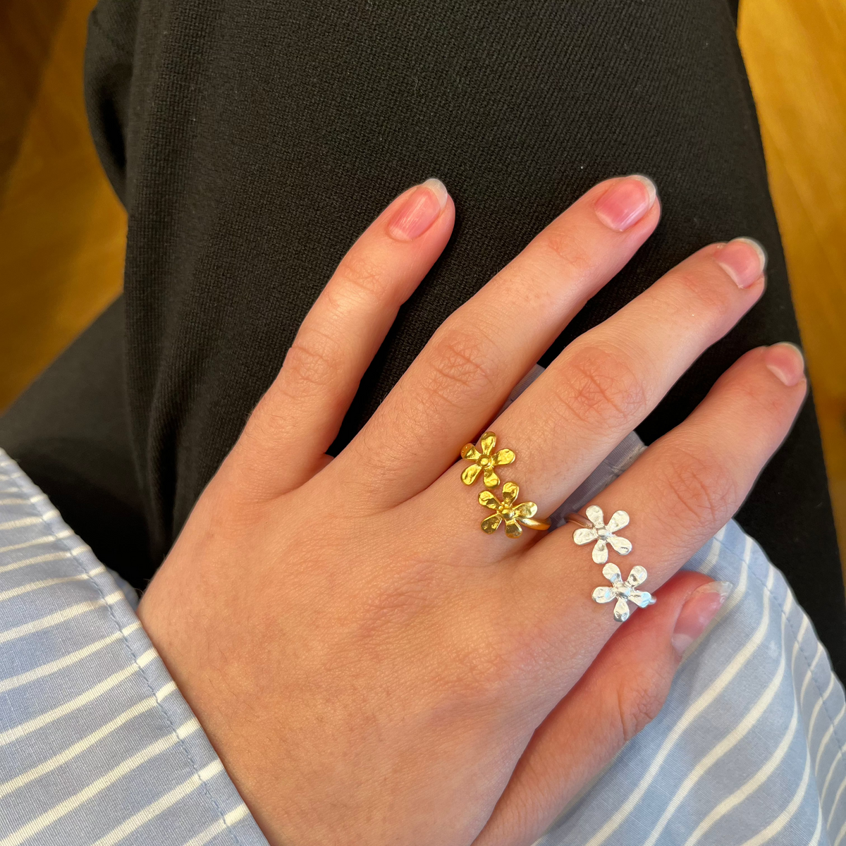 Pernille Corydon Wild Poppy vergulde ring gedragen aan de vinger, bloemendetail, model R-364-GP-001