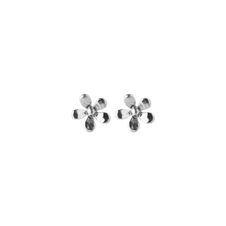 Pernille Corydon Wild Poppy Earrings in Silver toont een paar bloemvormige zilveren oorbellen, model E-362-S.