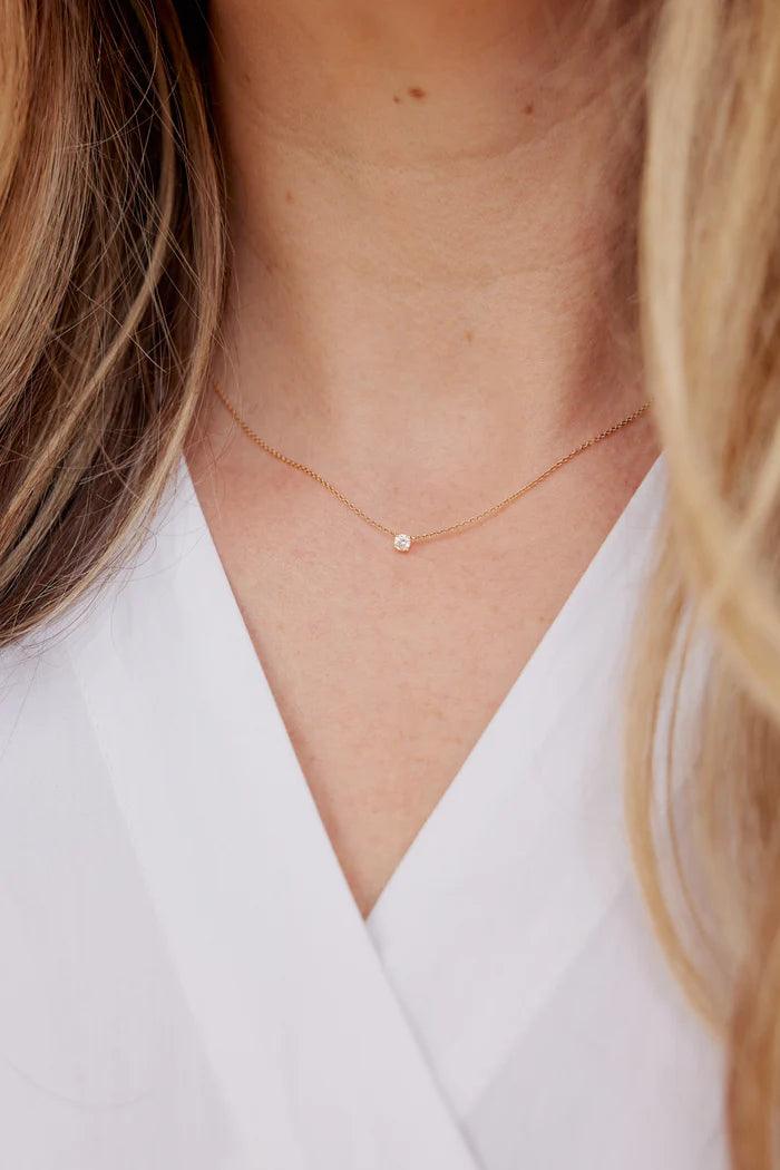 ro copenhagen drijvende diamant 0,103 emily salomon ketting in goud op model, elegante en eenvoudige stijl. ModelN110Y102-001